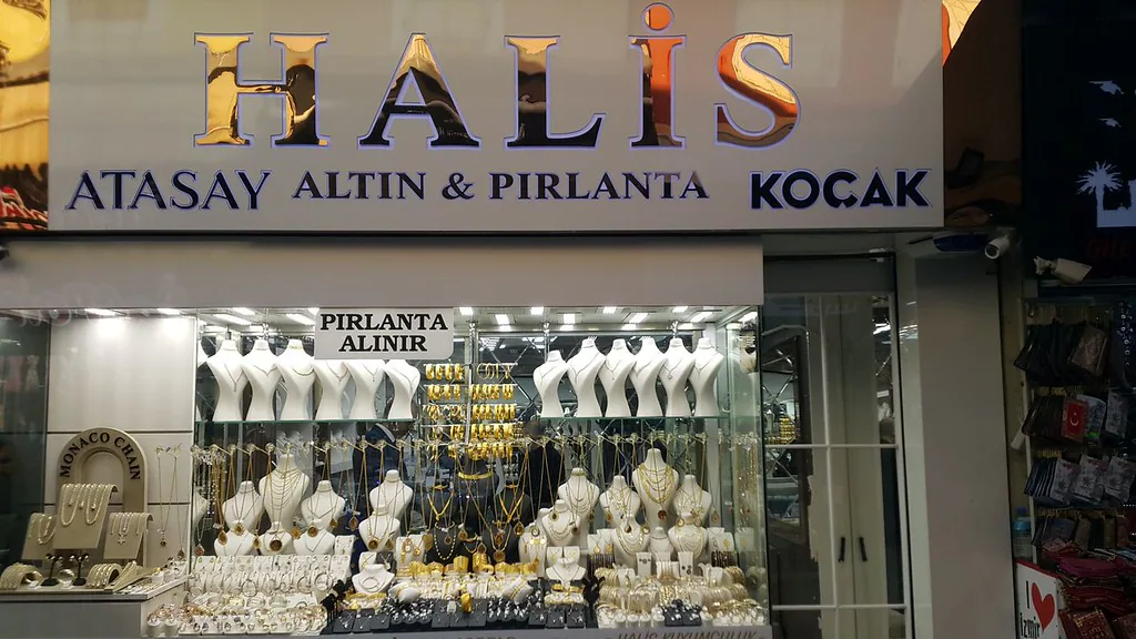 Halis Kuyumculuk vitrin görseli